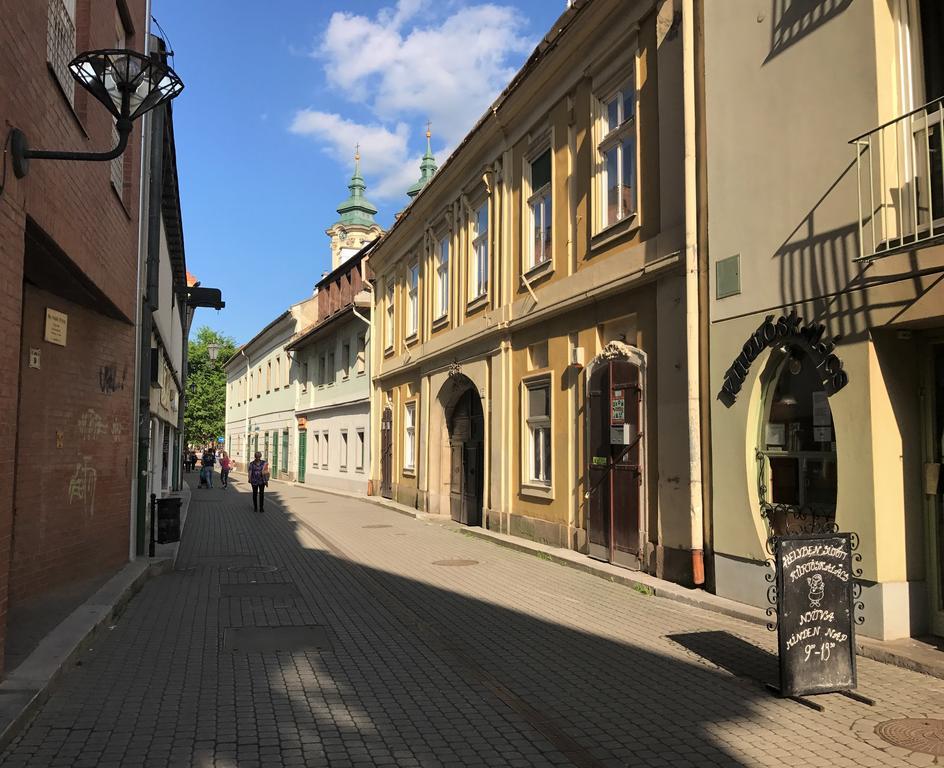 Melody Apartman Егер Екстериор снимка
